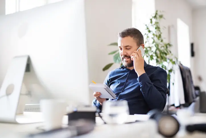 A Medicare guide on the phone with a senior